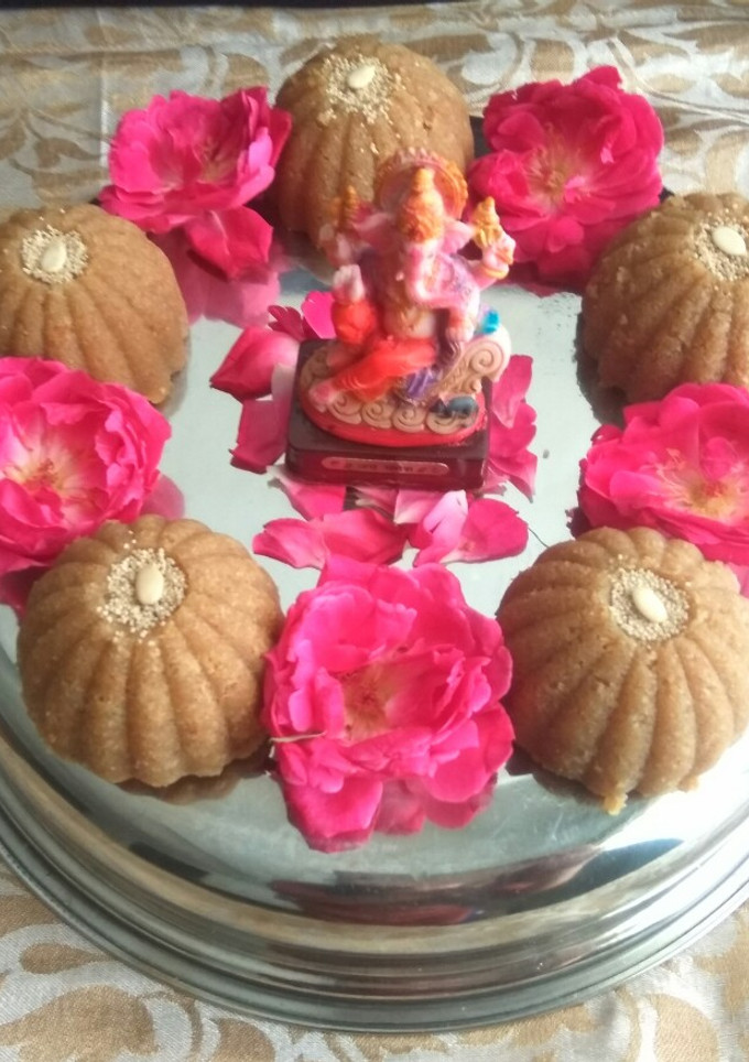 ચુરમા લાડવા(churma ladva in gujarati) રેસીપી મુખ્ય ફોટો