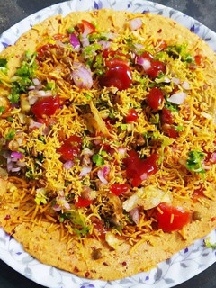 मसालेदार पापड़ चाट (Masaledar papad chaat recipe in hindi) रेसिपी मुख्य फोटो