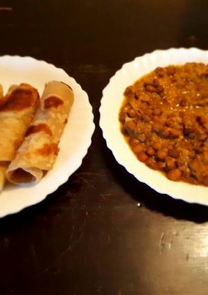 A picture of #mykenyantraditionaldish pigeon peas served with Chapati.