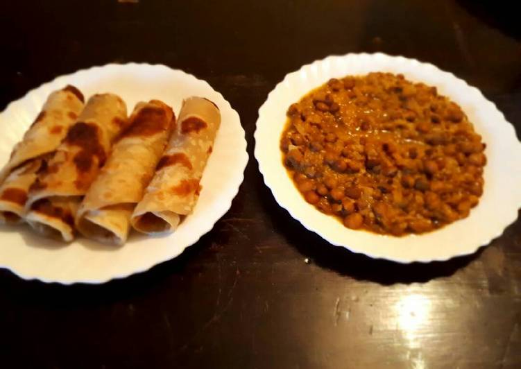 #mykenyantraditionaldish pigeon peas served with Chapati