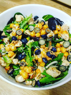 Una foto de Ensalada 🥗de pollo templada con garbanzos 🌶picantes