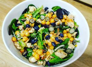 Una foto de Ensalada 🥗de pollo templada con garbanzos 🌶picantes