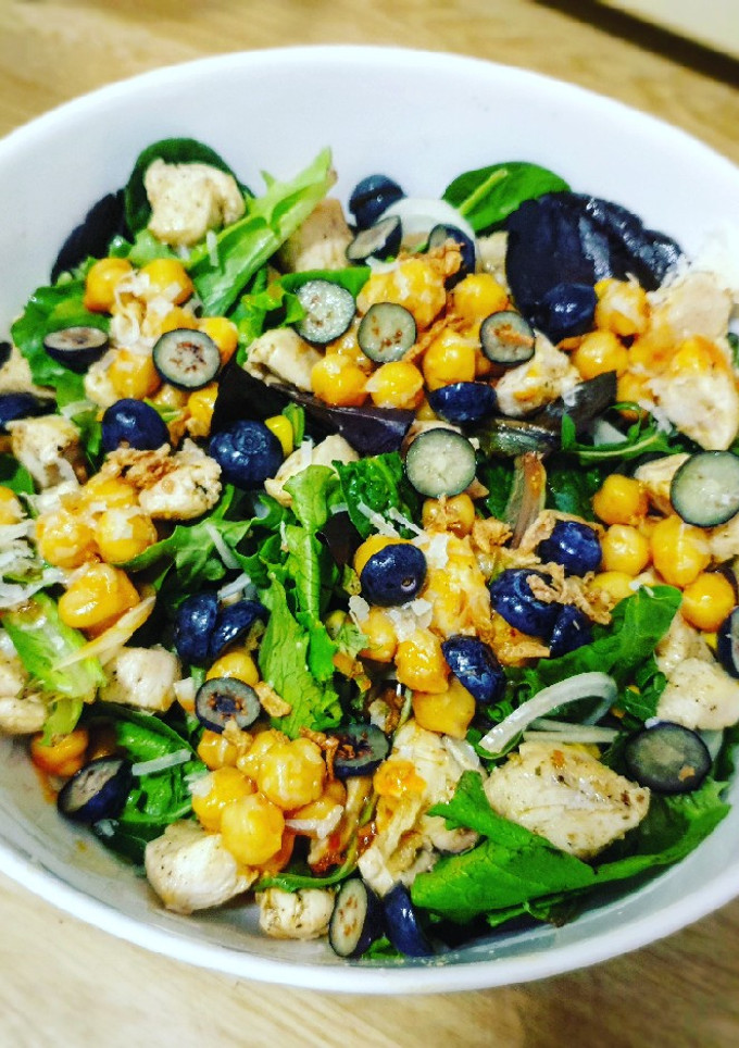 Una foto de Ensalada 🥗de pollo templada con garbanzos 🌶picantes