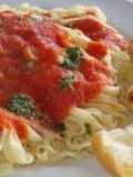 Fettuccine con crema jamón y salsa de tomate