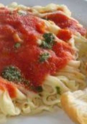 Una foto de Fettuccine con crema jamón y salsa de tomate