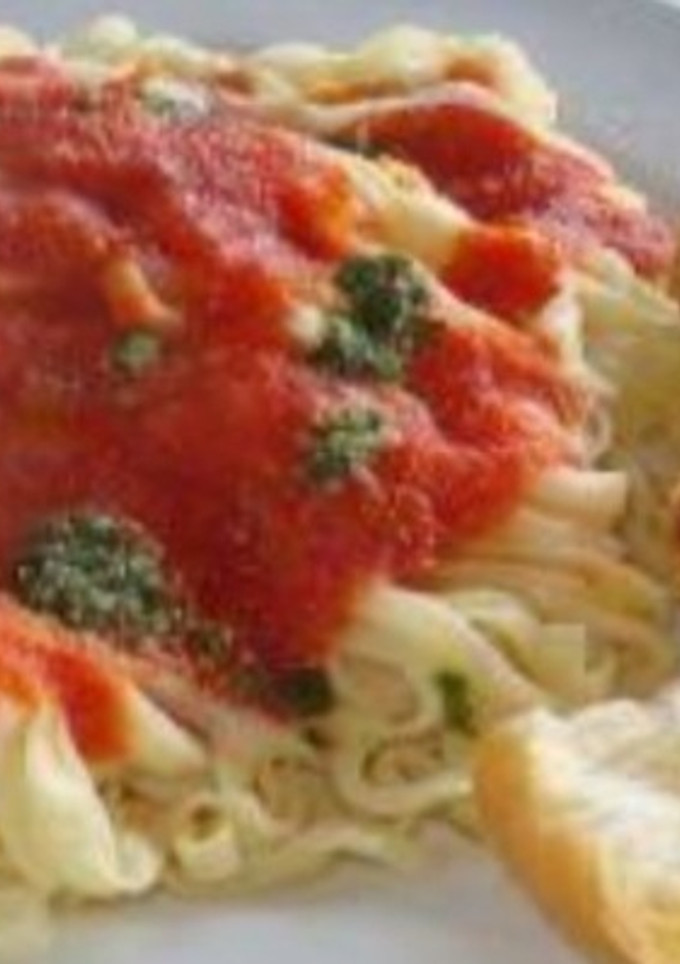 Una foto de Fettuccine con crema jamón y salsa de tomate