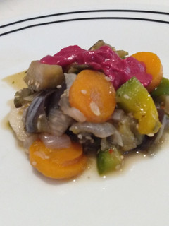 Una foto de Ensalada tibia de vegetales con mayonesa de remolacha
