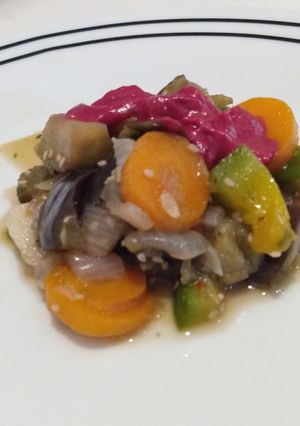 Una foto de Ensalada tibia de vegetales con mayonesa de remolacha