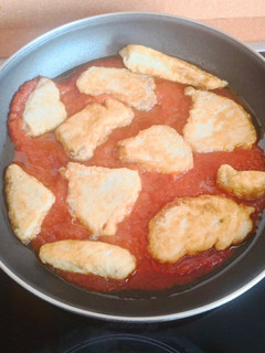 Una foto de Bonito con tomate