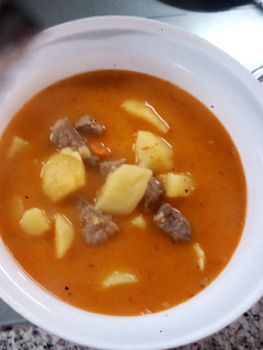 Una foto de Carne en salsa con patatas