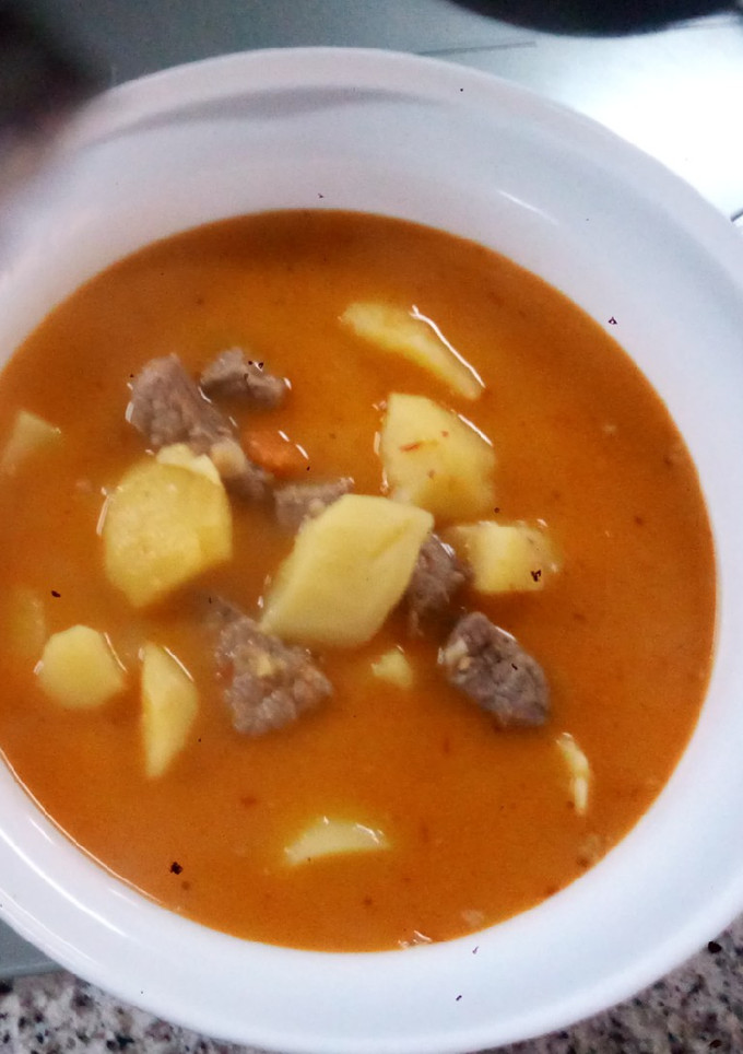 Una foto de Carne en salsa con patatas