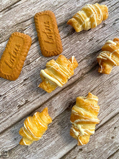 Una foto de Mini croissants de Lotus con topping de chocolate blanco en Airfryer