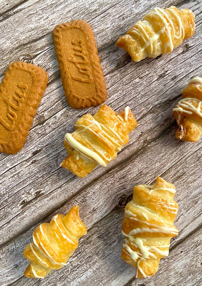Una foto de Mini croissants de Lotus con topping de chocolate blanco en Airfryer