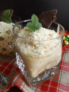 Una foto de Crema de mango y chocolate blanco con avellanas