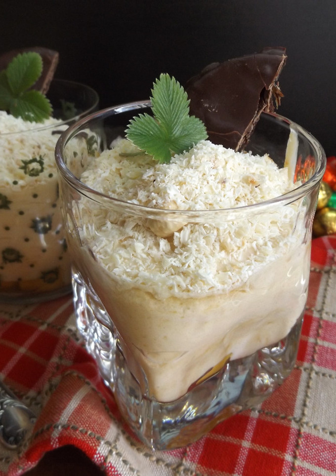 Una foto de Crema de mango y chocolate blanco con avellanas