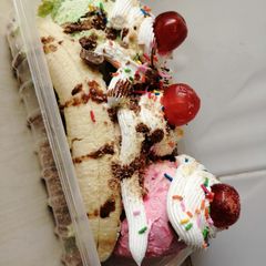 A picture of Banana split sundae.