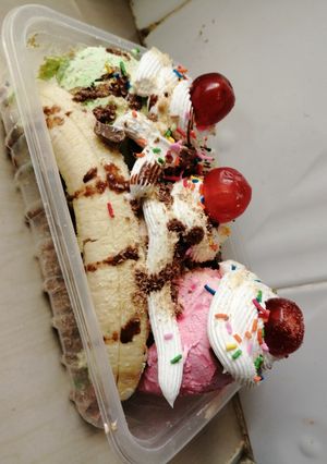 A picture of Banana split sundae.