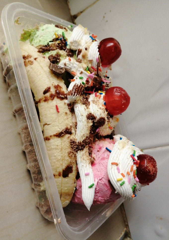 A picture of Banana split sundae.