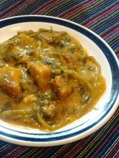Una foto de Carne de puerco 🐷 con verdolagas 🌱 en salsa mixta 🍈🍅