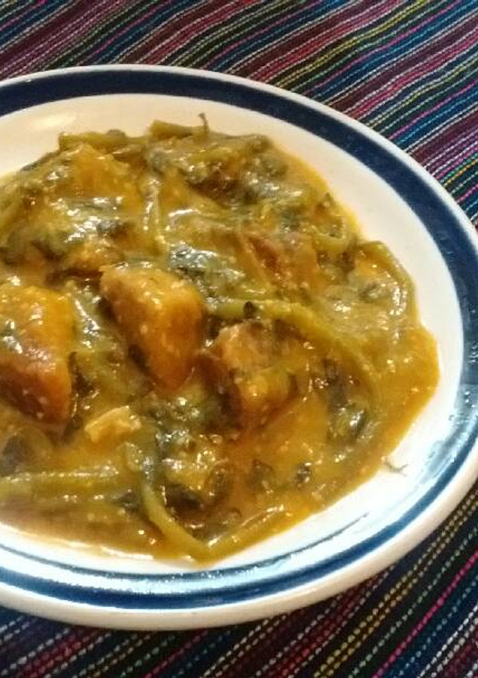 Una foto de Carne de puerco 🐷 con verdolagas 🌱 en salsa mixta 🍈🍅