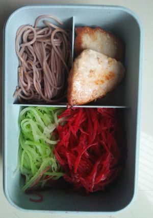 Hình của món Eat clean: Sườn áp chảo, bún gạo lứt, bí đao, củ dền luộc.