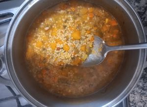 Una foto de Sopa de Verduras y Fideos Munición (Cocina Fácil Parte VI)