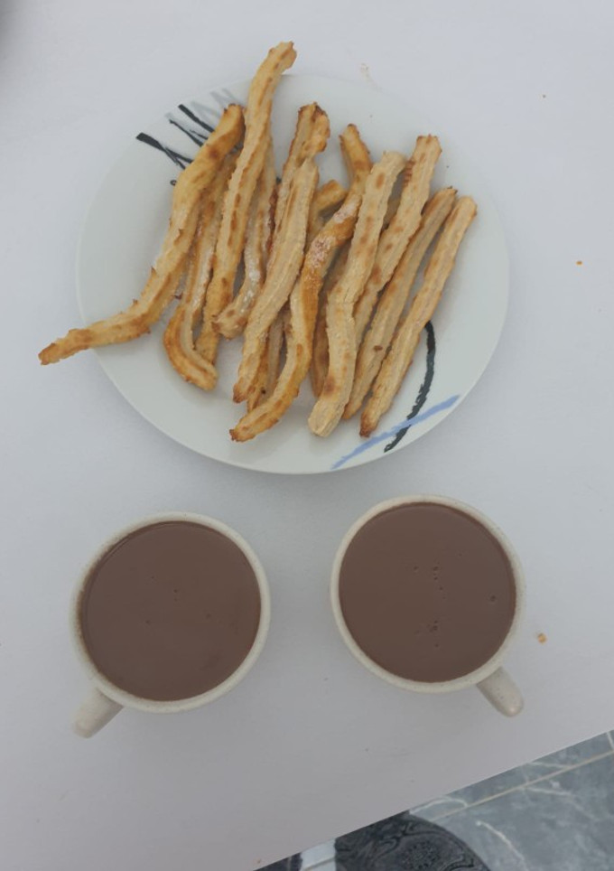 Una foto de Churros con chocolate saludables