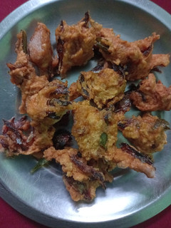 கோதுமை பக்கோடா(wheat pakoda recipe in tamil) செய்முறை முக்கிய புகைப்படம்