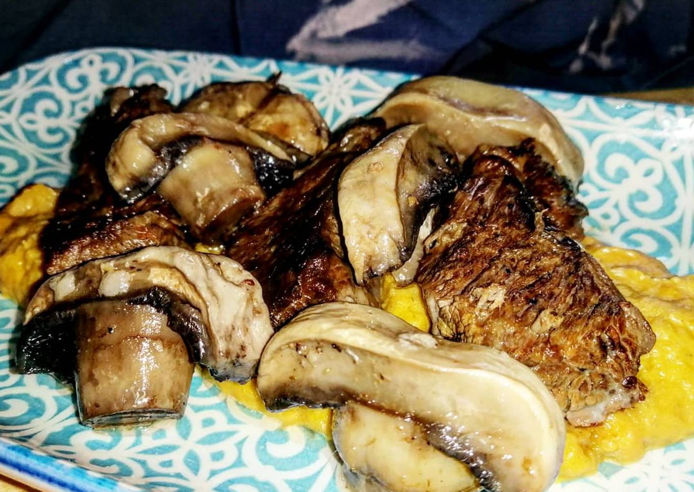 Costilla de ternera en salsa de zanahoria y champiñones