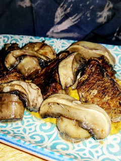 Una foto de Costilla de ternera en salsa de zanahoria y champiñones