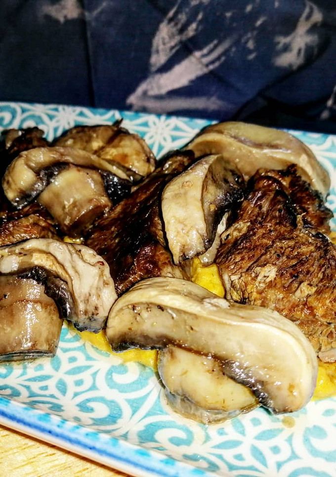 Una foto de Costilla de ternera en salsa de zanahoria y champiñones