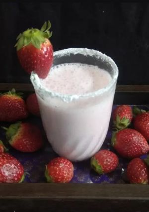 A picture of Strawberry lassi.