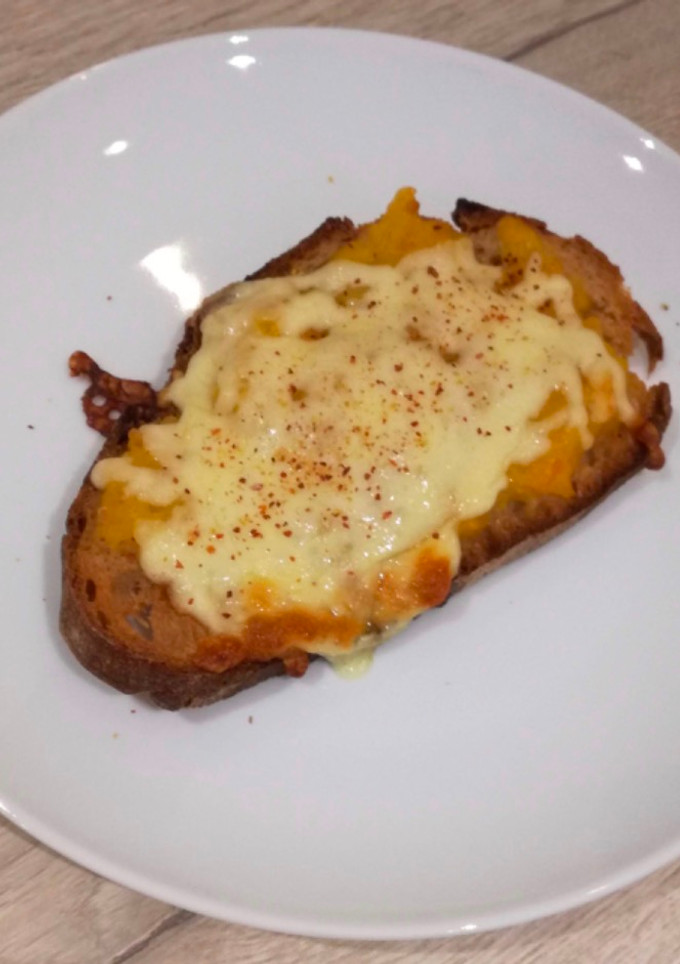 Una foto de Bruschetta de tomate y queso