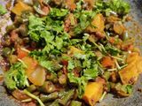 बरबटी शेंगा मिक्स बटाटा (Barbati Shenga Mix Batata Recipe In Marathi)