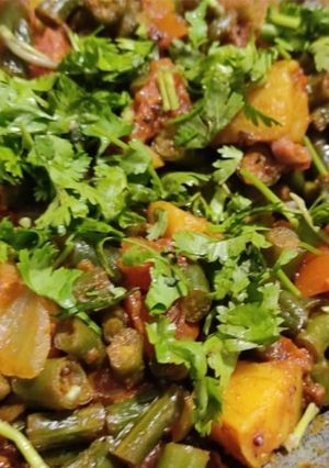 बरबटी शेंगा मिक्स बटाटा (Barbati Shenga Mix Batata Recipe In Marathi) रेसिपी चे मुख्य फोटो 