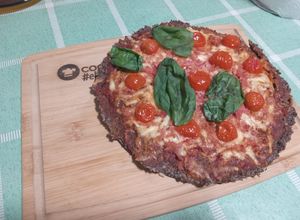 Una foto de PIZZA CON MASA DE QUINOA ROJA🍕🍕🍕