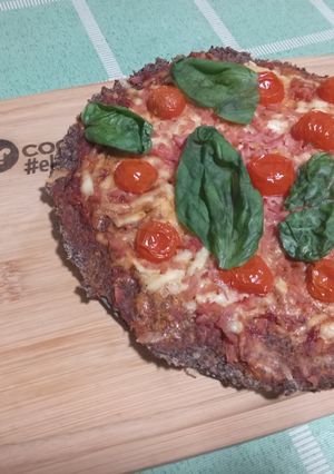 Una foto de PIZZA CON MASA DE QUINOA ROJA🍕🍕🍕