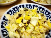 Una foto de pasta con trufa y huevo