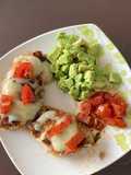 Pollo empanizado con quesito derretido