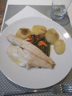 Una foto de Lubina con verduras salteadas