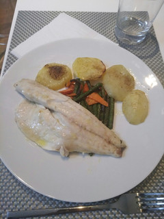 Una foto de Lubina con verduras salteadas