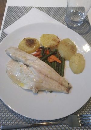 Una foto de Lubina con verduras salteadas