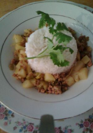 Una foto de Arroz con carne molida y papas