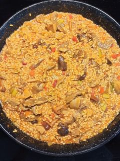 Una foto de Paella de secreto ibérico, setas y ajos tiernos