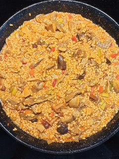 Una foto de Paella de secreto ibérico, setas y ajos tiernos