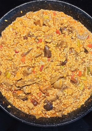 Una foto de Paella de secreto ibérico, setas y ajos tiernos