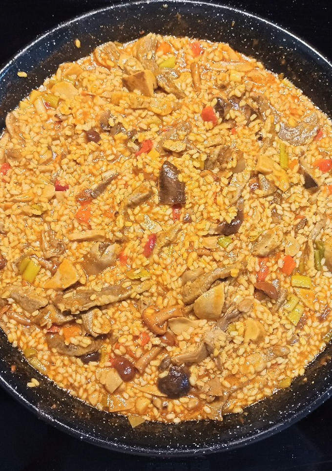 Una foto de Paella de secreto ibérico, setas y ajos tiernos