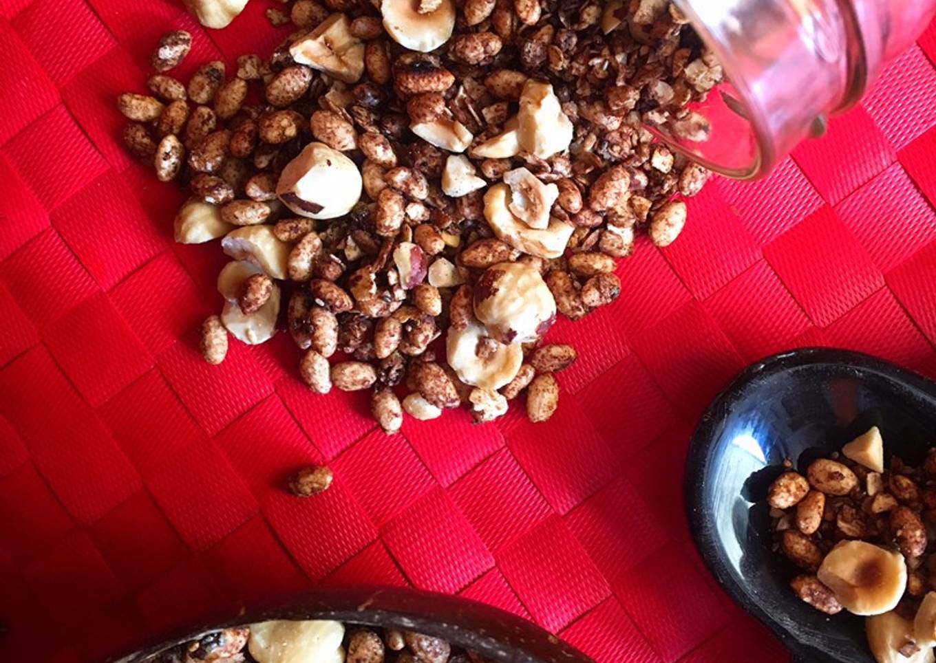 Granola con cacao y avellanas a la sartén