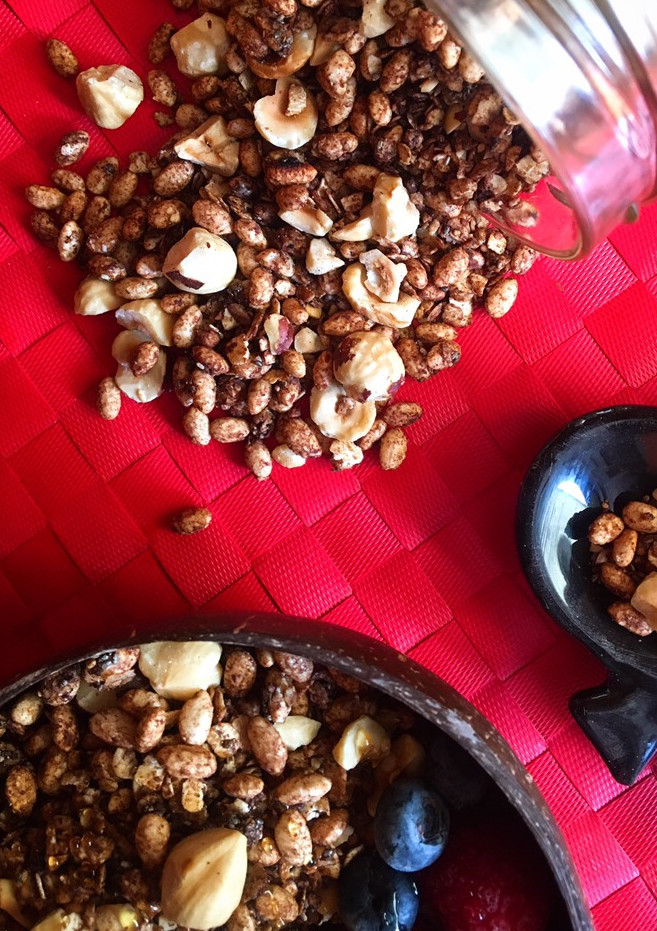Una foto de Granola con cacao y avellanas a la sartén