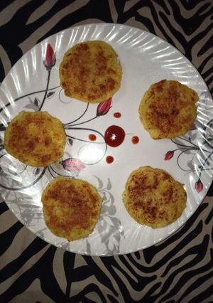 A picture of Aaloo (potatoes) ki tikki.